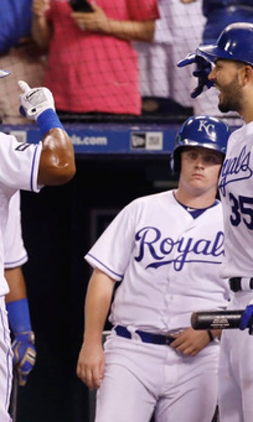 Moustakas homers twice as Royals beat White Sox 7-2 (Jul 22, 2017)